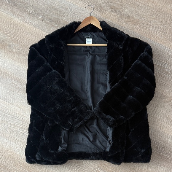 Elegant Black Faux Fur Coat - Picture 3 of 4